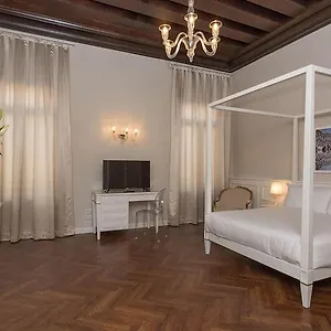 Sonder Salute Palace Venise
